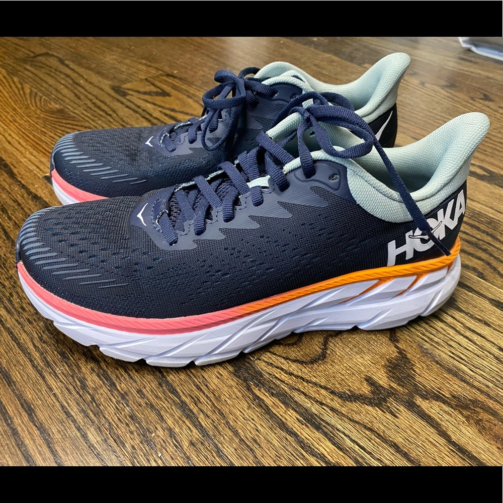 Women’s Hoka One Clifton 7 Sneakers, Size 8 👟